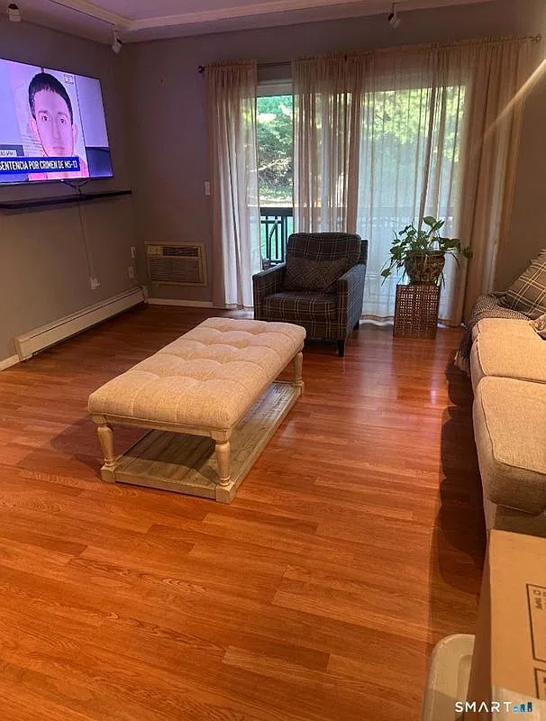 2 bed, 1.0 bath, 925 sqft, $2,200 — Photo 4