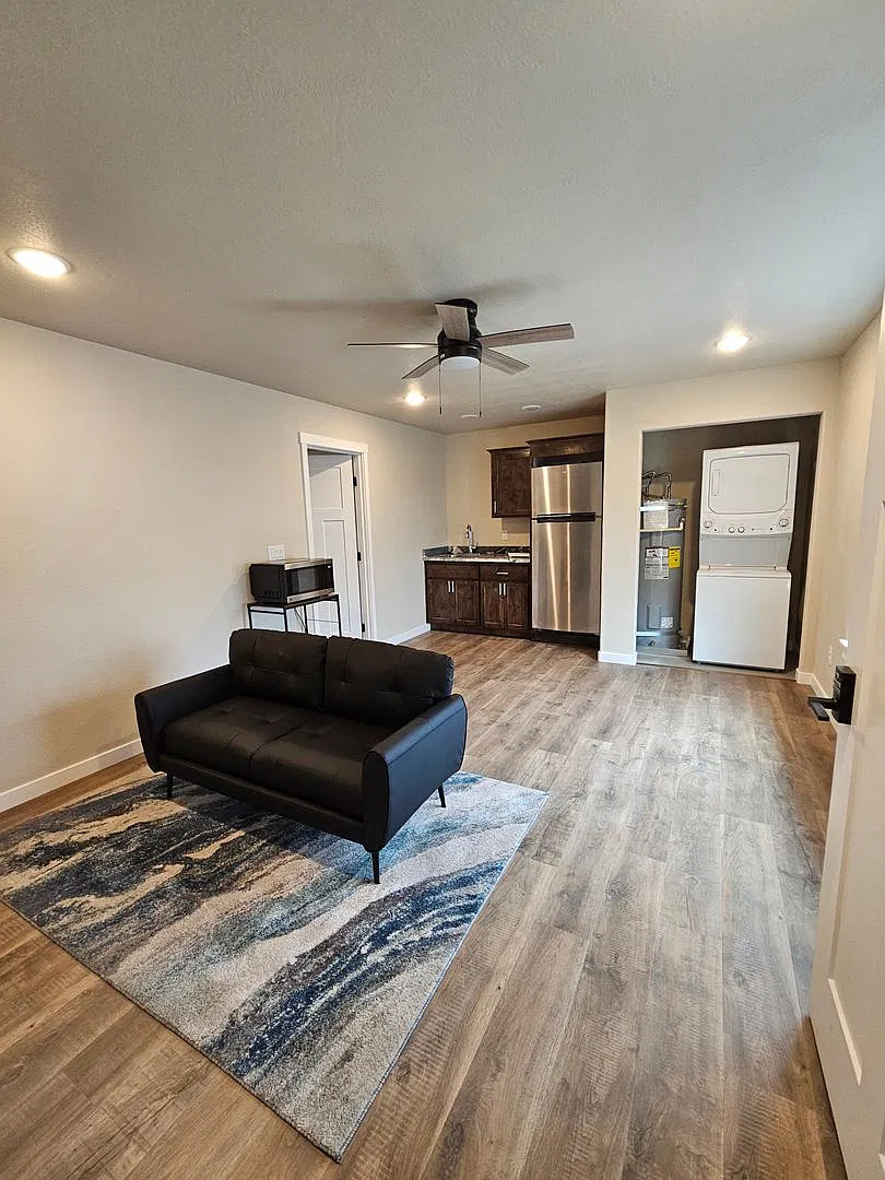 Cozy Furnished Downstairs Unit — Photo 2