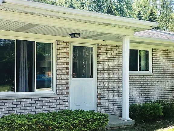 4th image of 3325 Saxton Dr