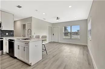 1335 Lee St — Photo 2