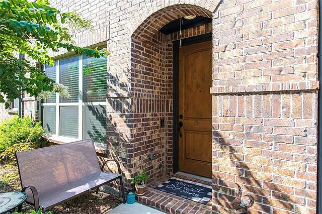 3 bed, 2.5 bath, 1984 sqft, $3,000 — Photo 1