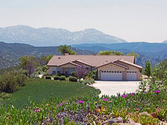 5th image of 402 NW Country Club Dr
