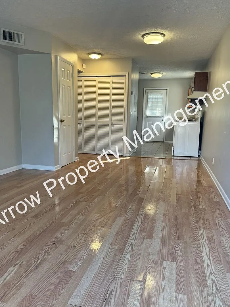 Great 2 Bedroom Home in Madison! — Photo 3
