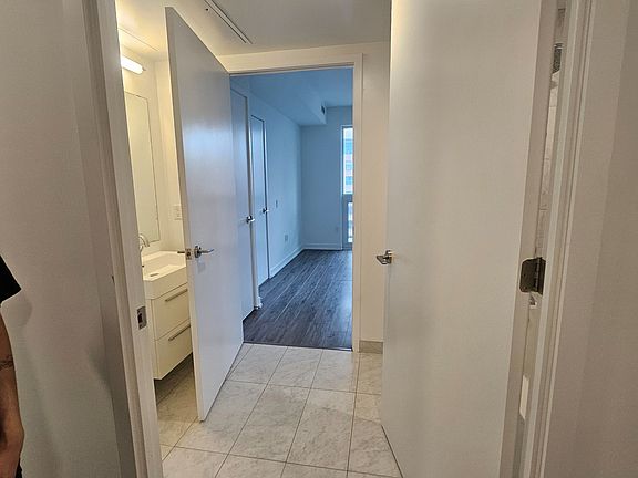 5th image of 39 Roehampton Ave #601