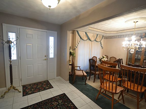 Wide & Long Entry Foyer