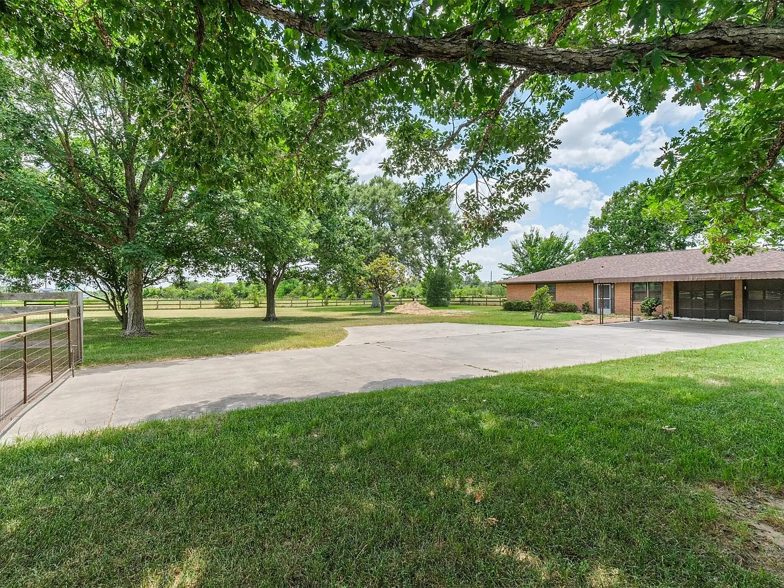 3 bed, 2.0 bath, 1785 sqft, $2,550 — Photo 2