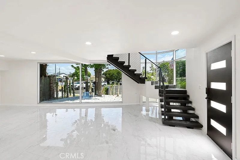 4 bed, 4.5 bath, 3300 sqft, $8,900 — Photo 3