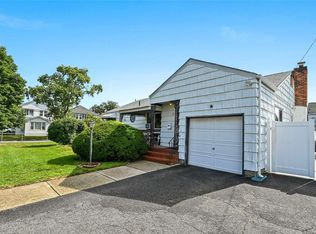 27 N Terrace Pl, Valley Stream, NY 11580