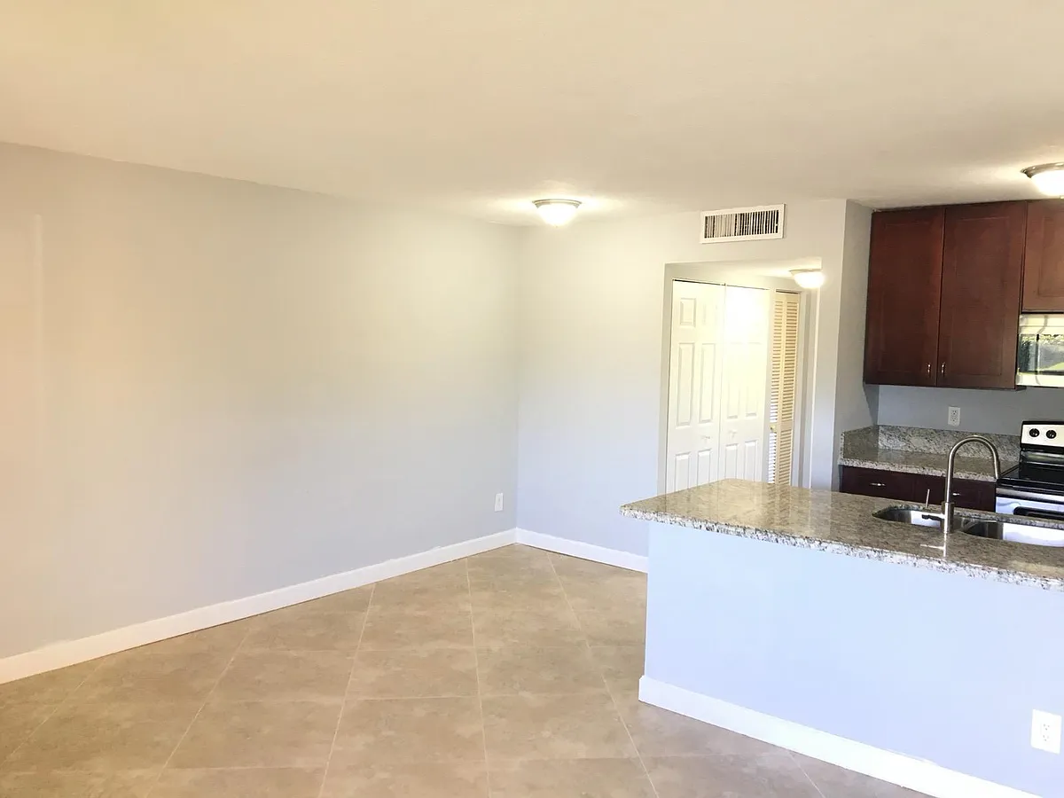 Building Photo - 1603 Meadows Cir W