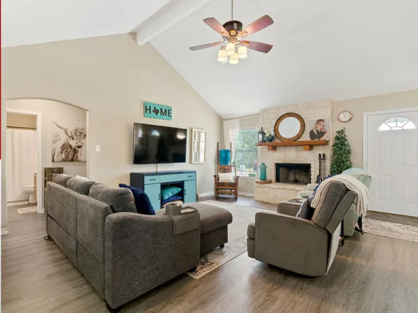 169 County Road 6611, Devine, TX 78016