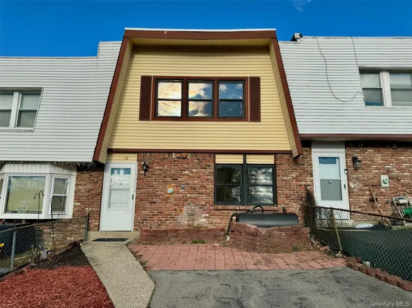 10 Chaucer Ct, Middletown, NY 10941