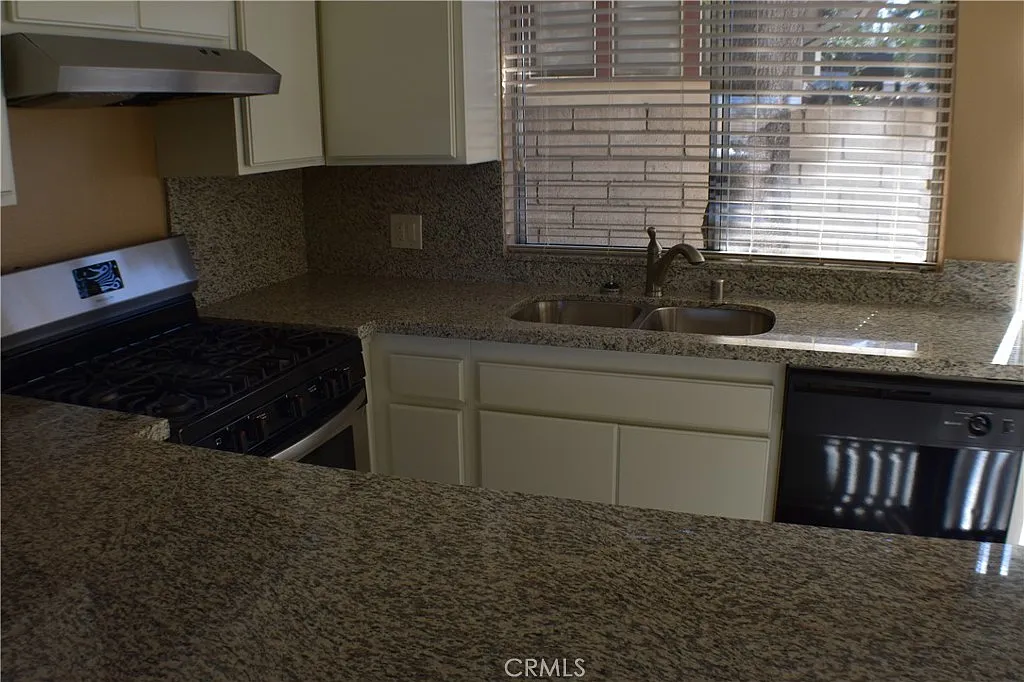 2 bed, 1.5 bath, 832 sqft, $2,450 — Photo 4