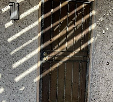Front door with robust screen door - lockable
