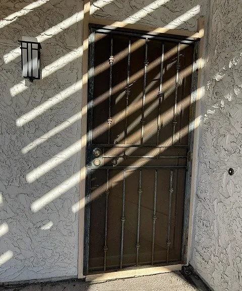Front door with robust screen door - lockable