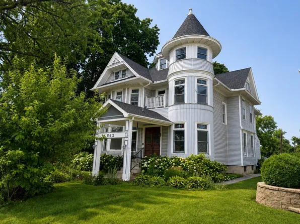 642 W Stephenson St, Freeport, IL 61032