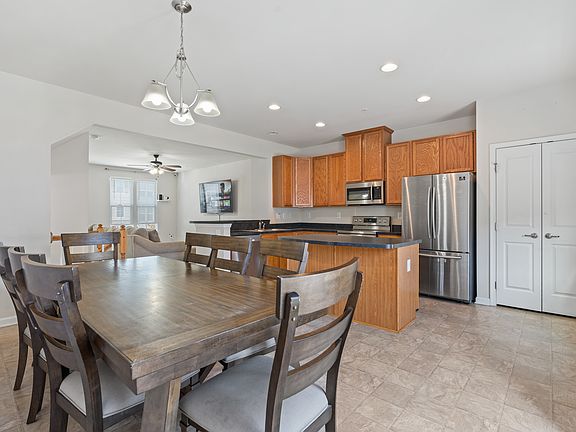 5th image of 583 Fox River Hills Way