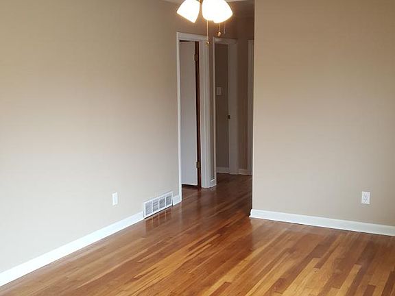 4th image of 476 Lamont Dr