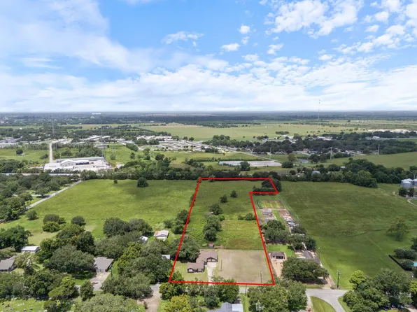 118 Cedar Vale Rd, Bay City, TX 77414