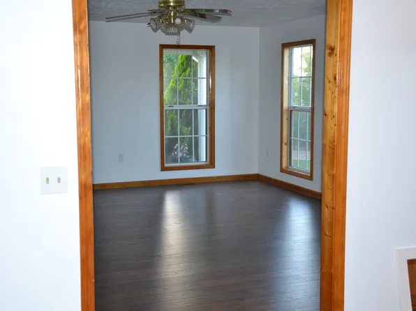735 W Pillow St, Clifton, TN 38425