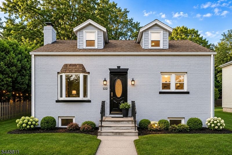 1st image of 122 Garside Ave