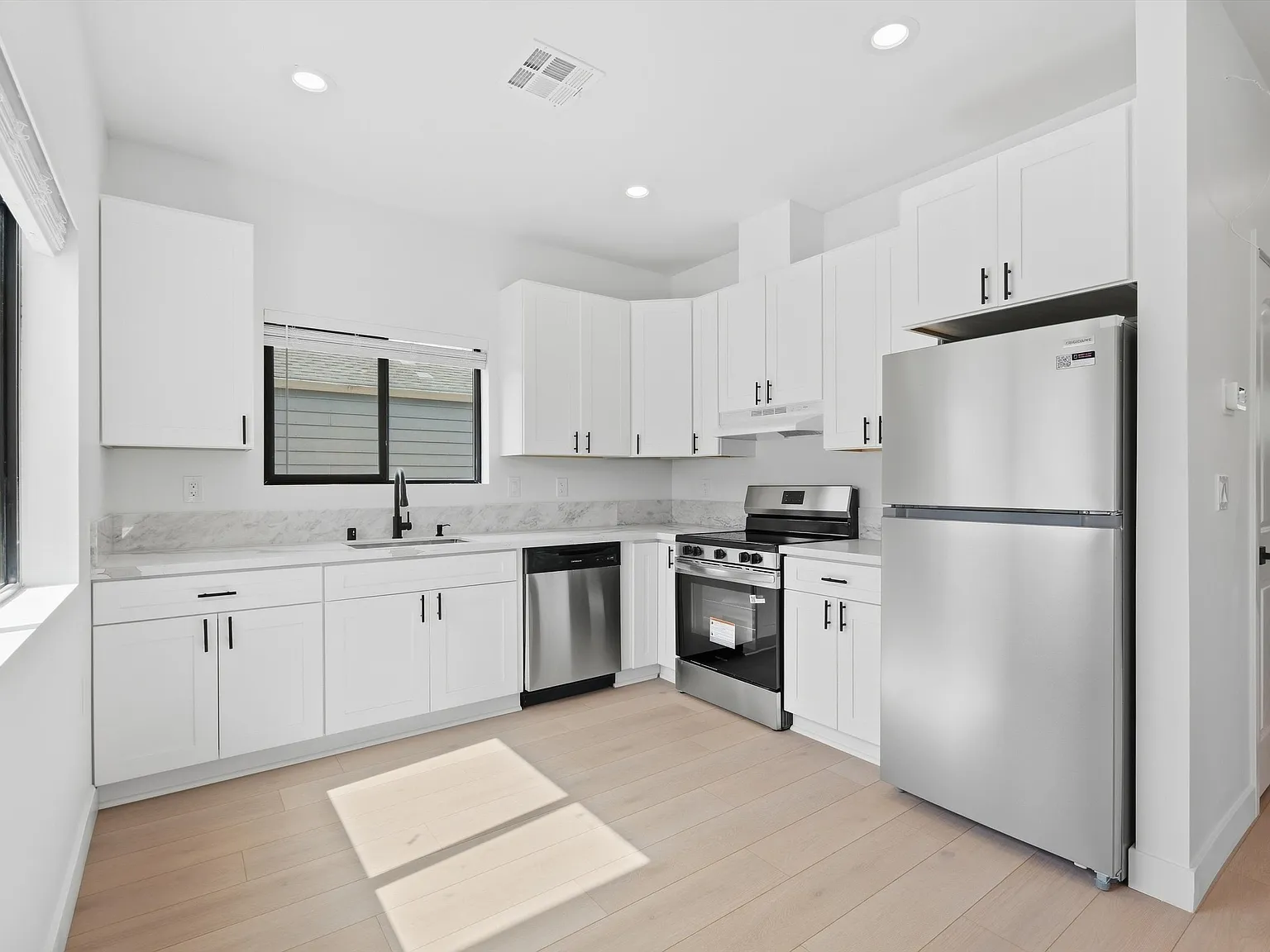 2 bed, 750 sqft, $2,350 — Photo 4