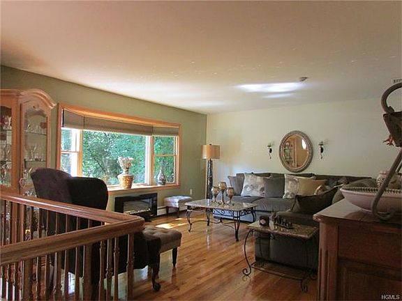 4th image of 220 Summit Dr