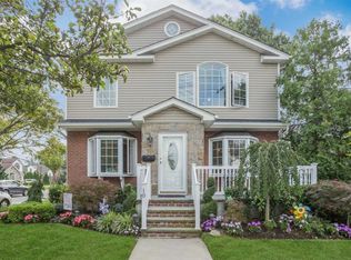 10 Delano Ct, New Hyde Park, NY 11040