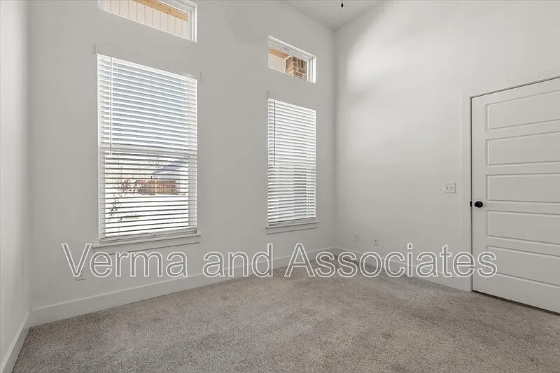 4 bed, 3.0 bath, 2500 sqft, $2,895 — Photo 2
