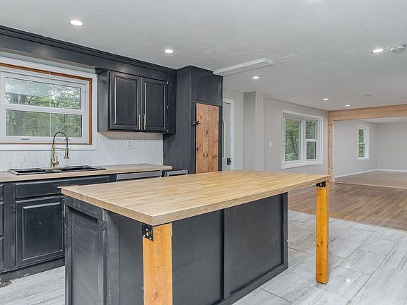 3rd image of 835 Erickson Rd