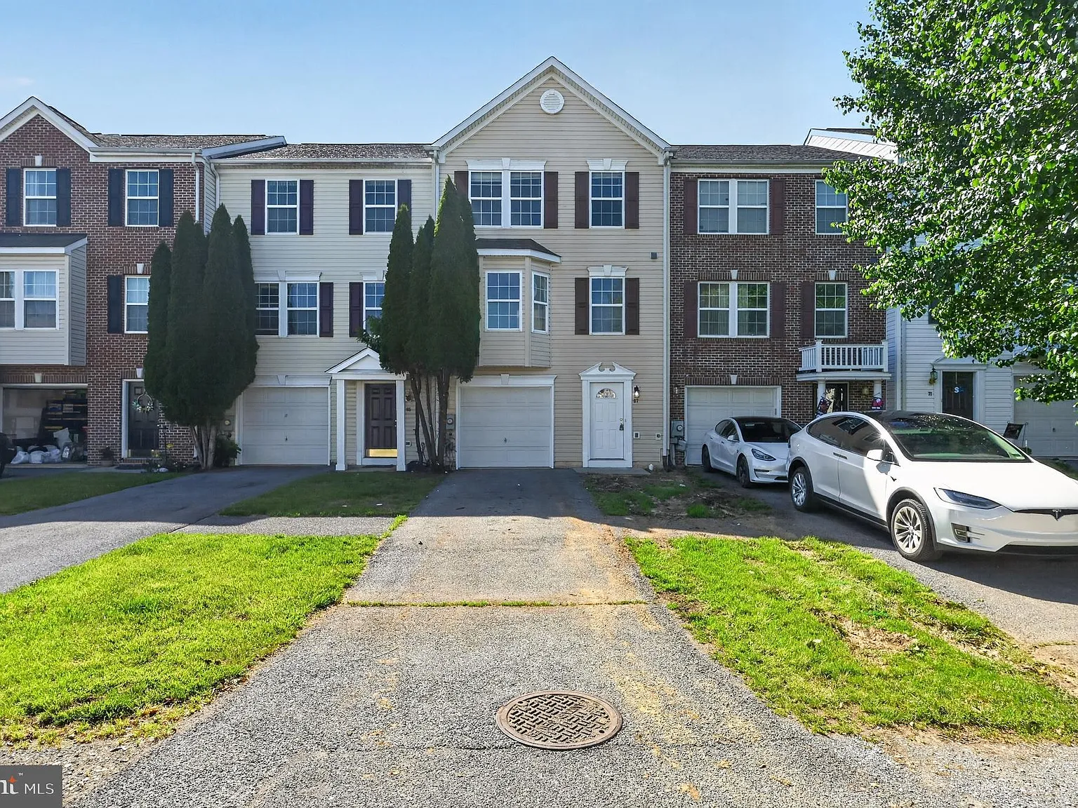 4 bed, 3.5 bath, 2000 sqft, $1,800 — Photo 1