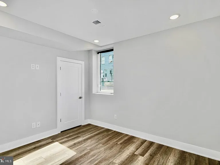Brand New Luxury Apartments — Photo 25