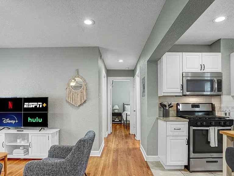 Charming 2-bedroom, 1-bathroom apartment! — Photo 10