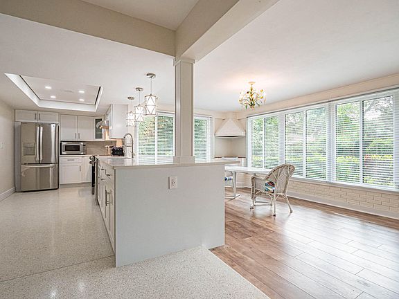 5th image of 626 Honeysuckle Ln