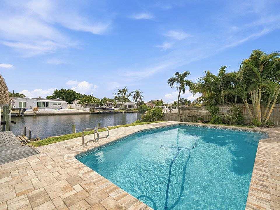 Pool over looking canal. Boat to Tampa Bay.