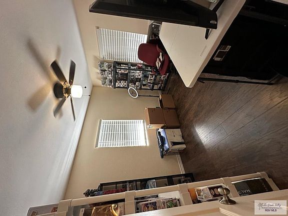 5th image of 907 Woodford St