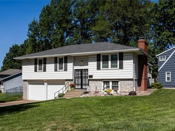 9300 Fairwood Dr, Kansas City, MO 64138
