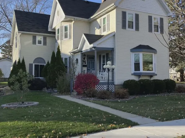 142 Dewey St, Sun Prairie, WI 53590