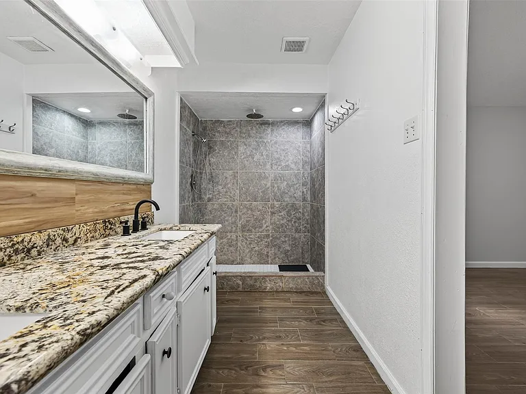 6102 Crakston St — Photo 4