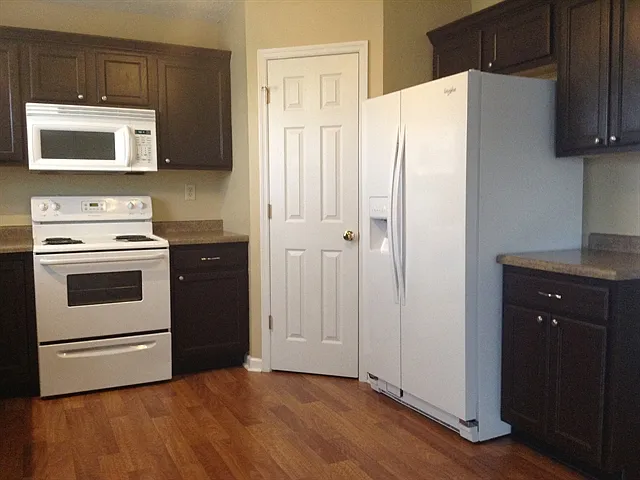 6335 Glenmont Dr — Photo 3