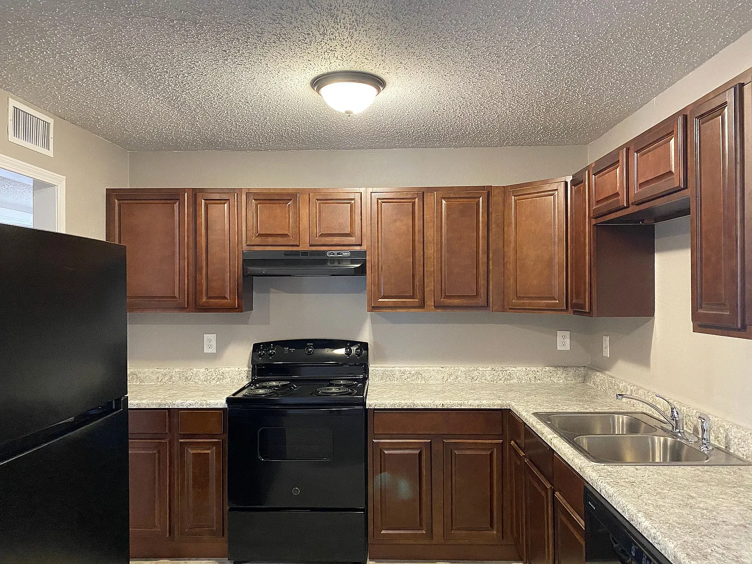 2212 Loop Acres Dr — Photo 3
