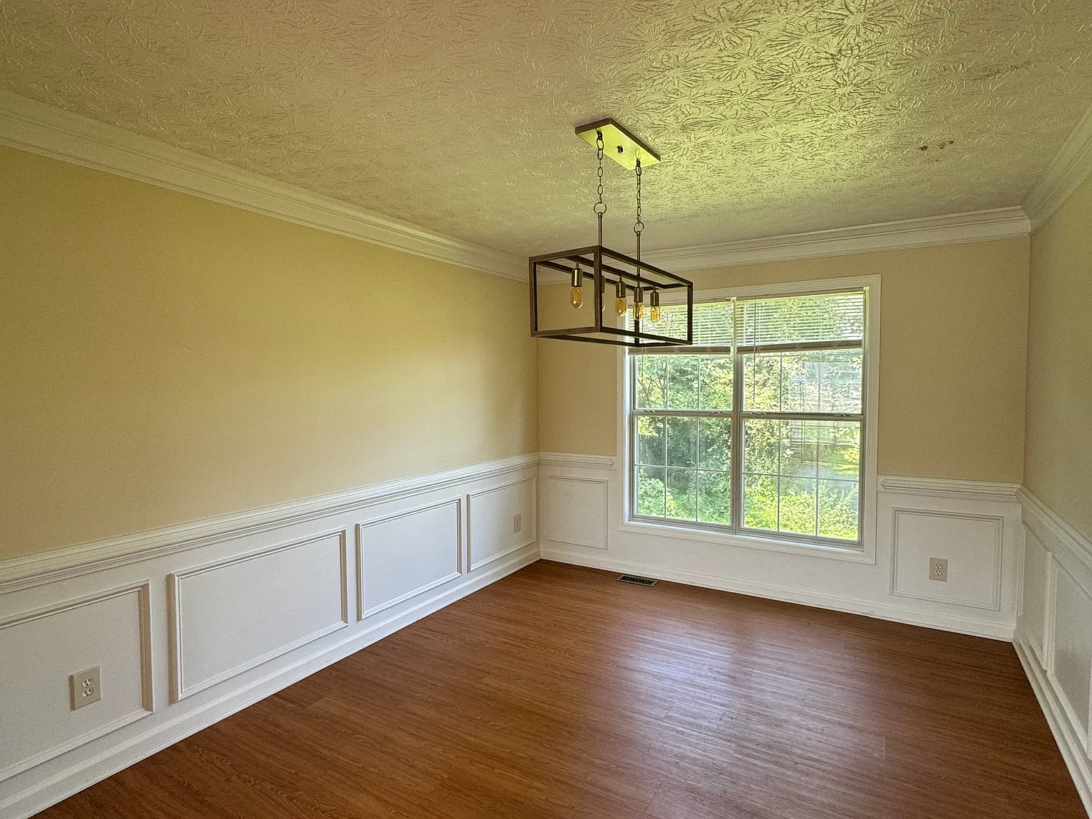 4 bed, 2.5 bath, 2111 sqft, $2,600 — Photo 4