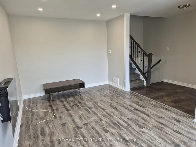 16 Sundance Cres — Photo 6