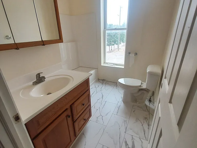 208 N State St — Photo 4