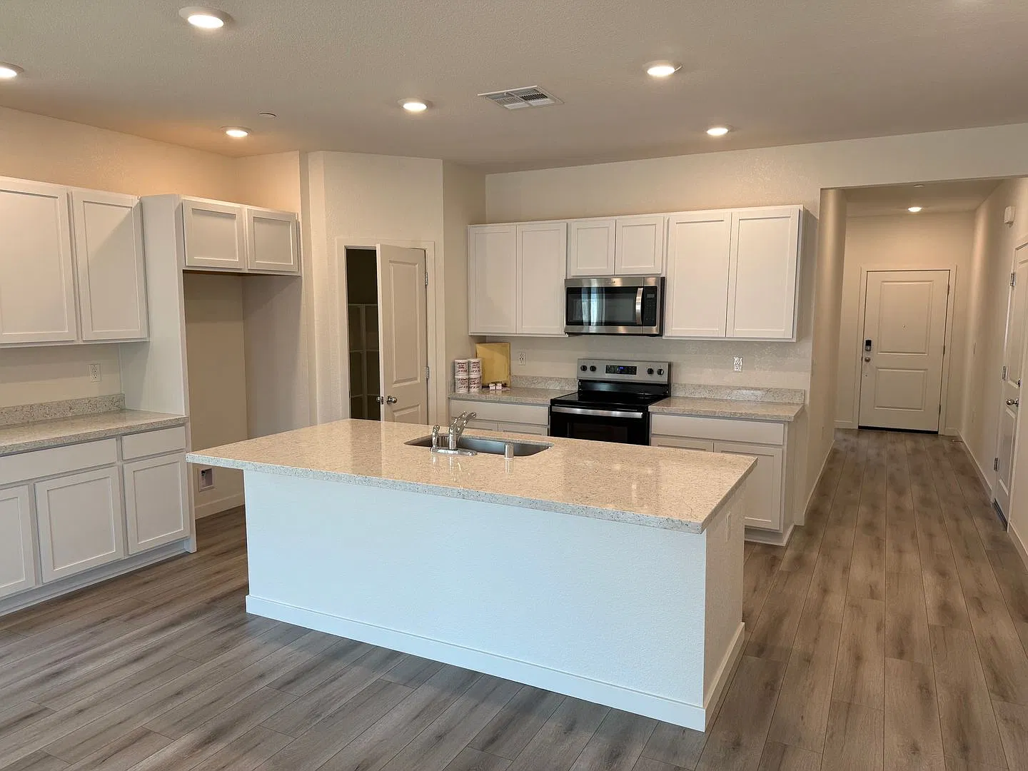Beautiful 4 bed 2 bath located in West Roseville! — Photo 2