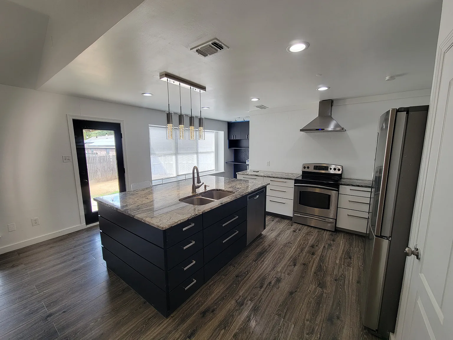 3 bed, 1673 sqft, $2,500 — Photo 3