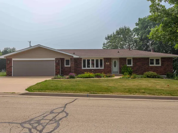 2371 Briarwood Dr, Dubuque, IA 52002