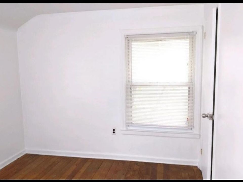 Queen Sized Master Bedrooms, 2nd floor