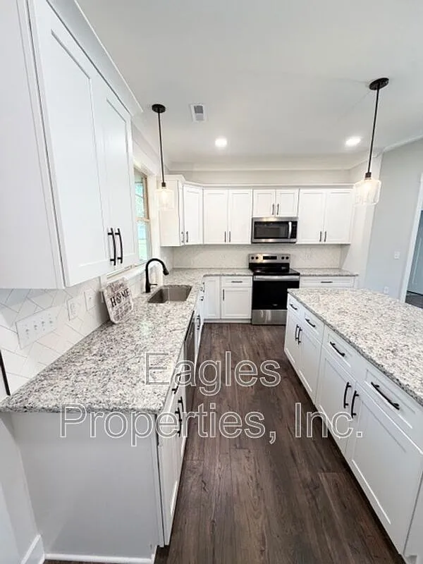 3 bed, 2.0 bath, 1656 sqft, $1,900 — Photo 4