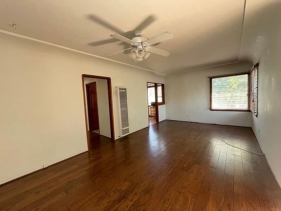 4th image of 11621 Moorpark St