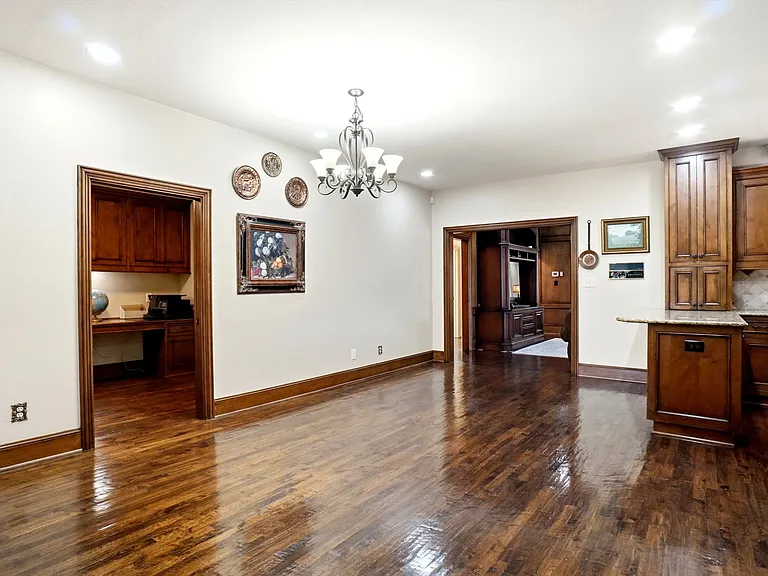 2412 Emerald Cir — Photo 10